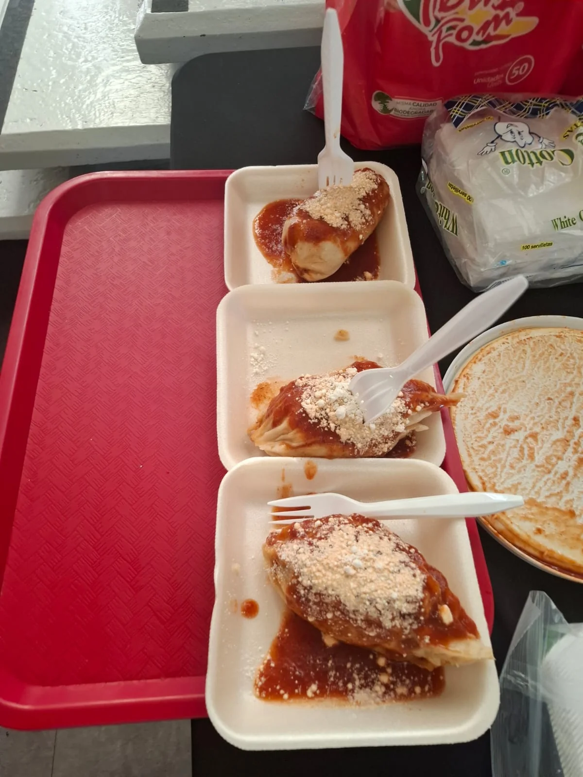 Chuchitos guatemaltecos con recado y queso servidos en un evento