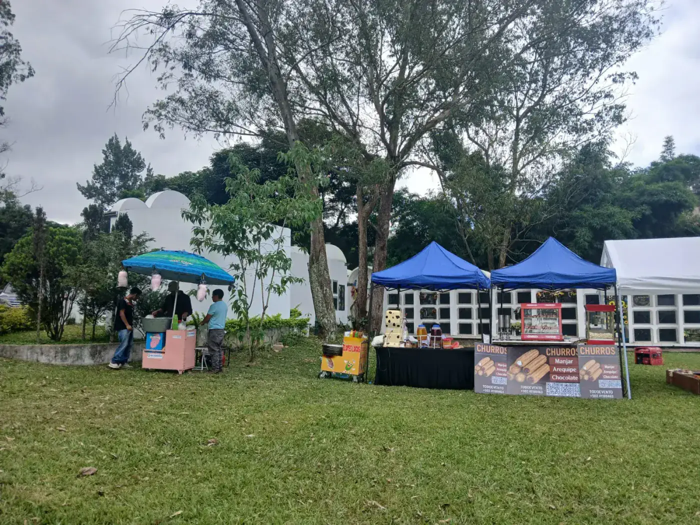 Evento al aire libre con carpas y servicio de snacks