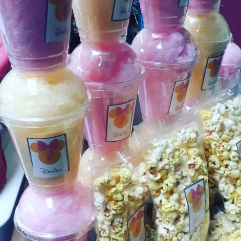 Domos de algodón de azúcar y bolsas de palomitas