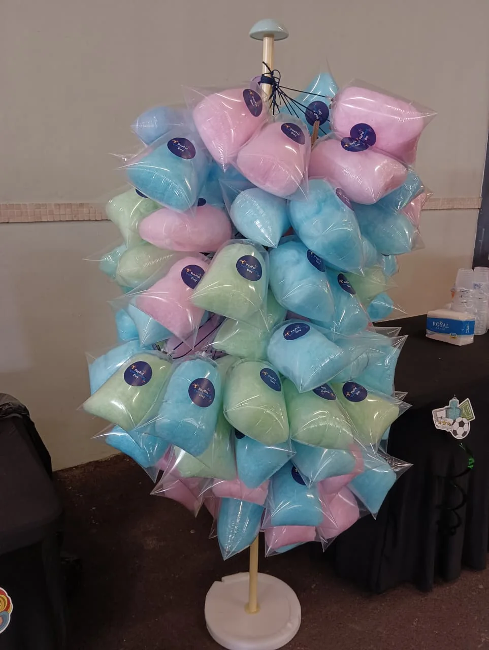 Algodones de azúcar recién hechos en nuestro servicio para eventos