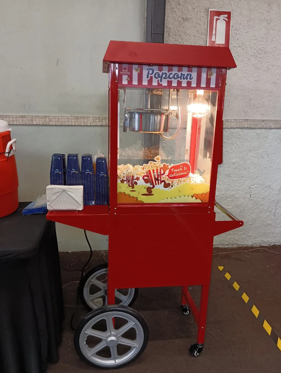 Máquina de poporopos trabajando en un evento